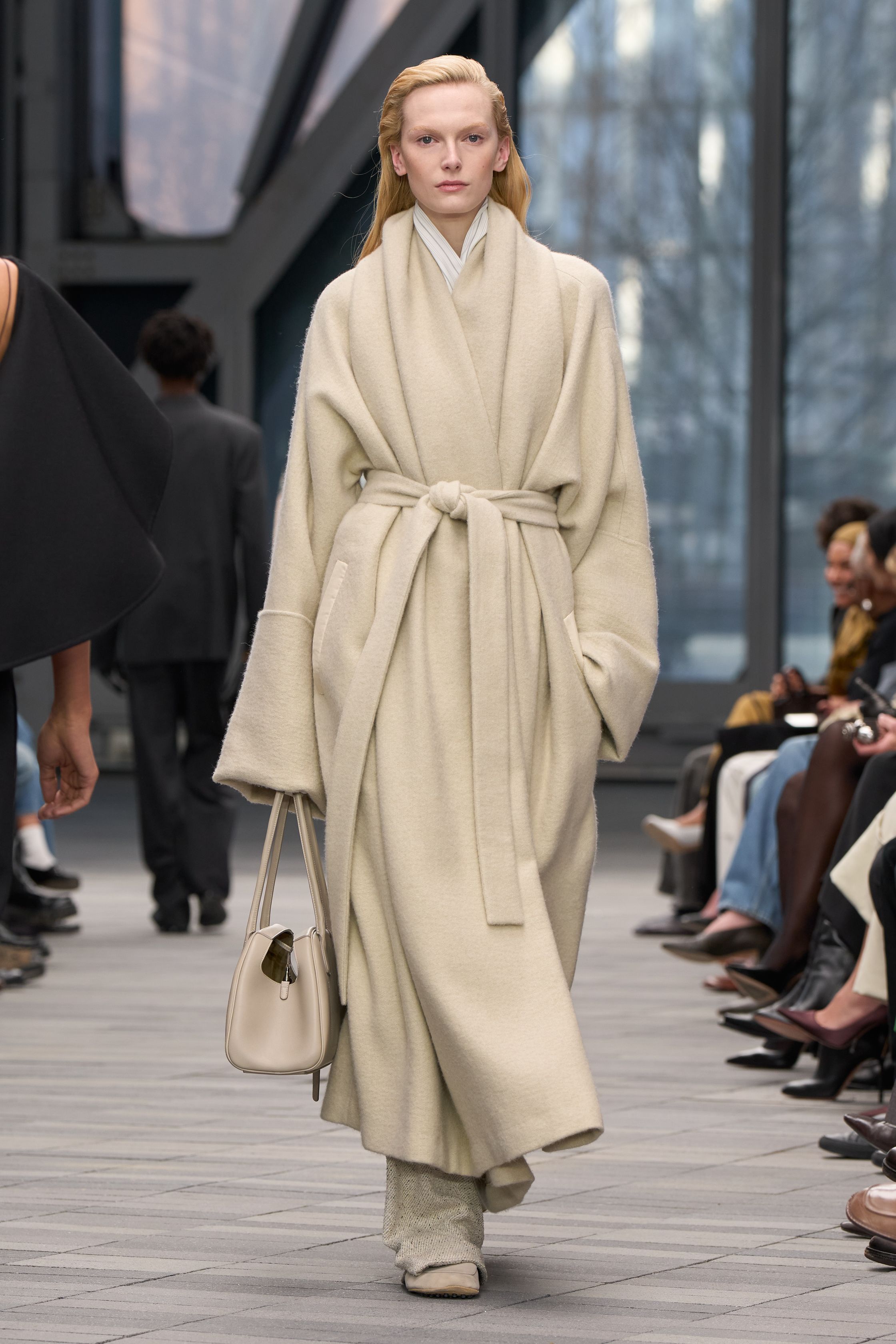 Calvin Klein Collection本季回归极简本源，以长款风衣、毛领大衣与流动中性色系塑造冷静而理性的都会气场，男女装并行呈现克制力量，在极简廓形中释放高级感与性感的含蓄表达-顽石频道趋势研究